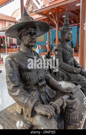 Statues at Wat Intharawihan (Wat Intharavihan) - temple bouddhiste thaïlandais à Bangkok, Thaïlande Banque D'Images