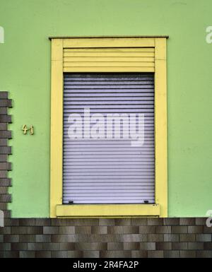 Fenêtre colorée d'inspiration Art déco et Store à roulettes en acier à la maison #41 Allemagne. Banque D'Images