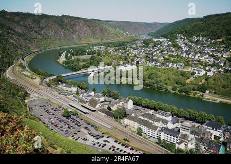 Vue panoramique sur la vallée de la rivière Mosel près de Cochem Allemagne. Banque D'Images