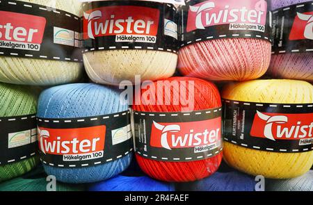 Gros plan de balles colorées de fil dans un atelier de couture en Allemagne Banque D'Images