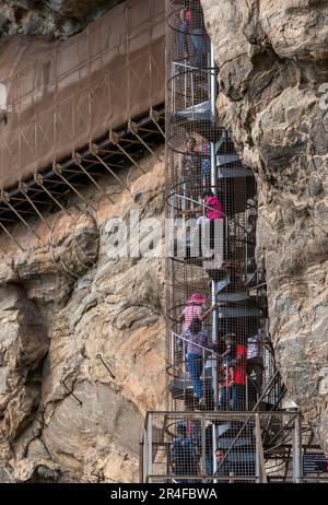 Les visiteurs de la forteresse de Sigiriya Rock dans le centre du Sri Lanka grimpent l'escalier en spirale menant à l'ancienne grotte des fresques. Banque D'Images