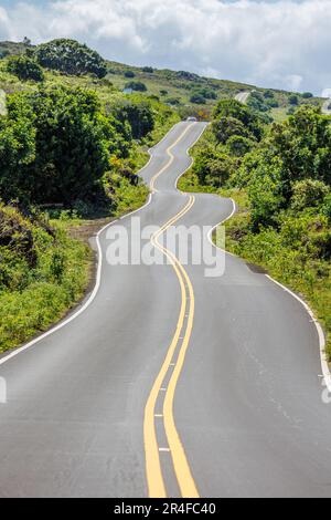 Souvent appelé le côté arrière de Hana ou Kaupo, la route coupe un cours de zigzag en sections à travers un paysage rugueux, souvent sec, aride avec Hawaiia Banque D'Images