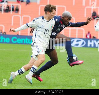 (230528) -- MENDOZA, 28 mai 2023 (Xinhua) -- Tommaso Baldanzi (L) d'Italie vies Miguel Vasquez de la République dominicaine pendant le match de la coupe du monde FIFA U20 groupe D entre l'Italie et la République dominicaine à Mendoza, Argentine, 27 mai 2023. (TELAM/document via Xinhua) Banque D'Images