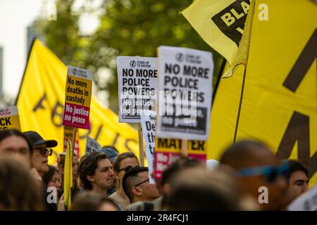 Londres, Royaume-Uni. 27th mai 2023. De nombreux groupes se réunissent pour protester contre le nouveau projet de loi sur l'ordre public. Ils disent que les nouveaux pouvoirs du projet de loi sur l'ordre public (maintenant le public Order Act), et les abus immédiats de la police et du gouvernement britannique à l'encontre du troisième Couronnement du roi Charles, attaquent directement le droit de manifester. Le projet de loi introduit de nouvelles restrictions, y compris de nouveaux pouvoirs pour empêcher les manifestations en dehors des principaux réseaux de transport, du pétrole, du gaz et de l'énergie, pour « bloquer » une nouvelle infraction pénale et pour étendre l'utilisation des pouvoirs de recherche et d'arrêt – y compris l'arrêt et la fouille sans suspicion – aux manifestations. Banque D'Images