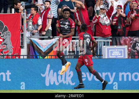 Toronto, Ontario, Canada. 27th mai 2023. Deandre Kerr #24 (L) célèbre la réalisation d'un but lors du match MLS entre le FC de Toronto et DC United à BMO Field à Toronto. Le jeu a terminé 2-1 (Credit image: © Angel Marchini/ZUMA Press Wire) USAGE ÉDITORIAL SEULEMENT! Non destiné À un usage commercial ! Banque D'Images