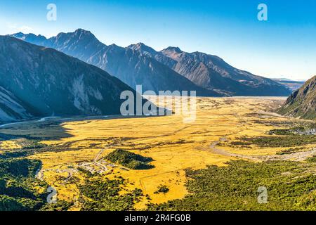 La vallée de Hooker dans le parc national du Mont Cook, vue depuis le Sealy Tarns Track, avec le parking de la vallée de Hooker en bas à gauche et le village de Mt Cook en t Banque D'Images