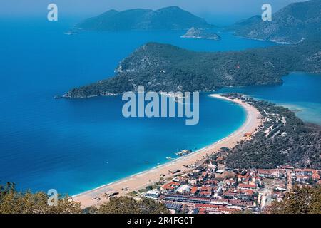 Belle plage d'Ölüdeniz et Belcekiz, vue de la voie lycienne, Fethiye, Turquie Banque D'Images