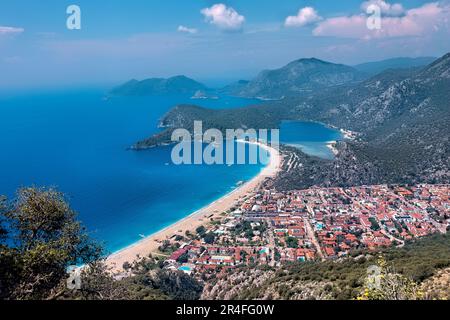 Belle plage d'Ölüdeniz et Belcekiz, vue de la voie lycienne, Fethiye, Turquie Banque D'Images