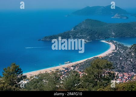 Belle plage d'Ölüdeniz et Belcekiz, vue de la voie lycienne, Fethiye, Turquie Banque D'Images