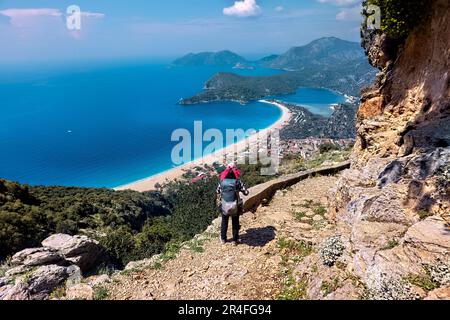 Vue panoramique sur la plage d'Ölüdeniz et Belcekiz, vue depuis la voie lycienne, Fethiye, Turquie Banque D'Images