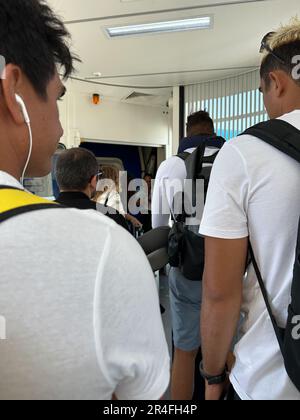 Paris, Paris, France. 25th mai 2023. Prise de vue à l'épaule de passagers de l'avion Air Tahiti à l'aéroport Paris Charles de Gaulle (Credit image: © Amy Katz/ZUMA Press Wire) USAGE ÉDITORIAL SEULEMENT! Non destiné À un usage commercial ! Banque D'Images