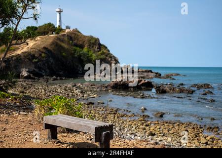 Banc avec vue sur le phare de Koh Lanta. Parc national de MU Ko Lanta, Krabi , Thaïlande. Banque D'Images