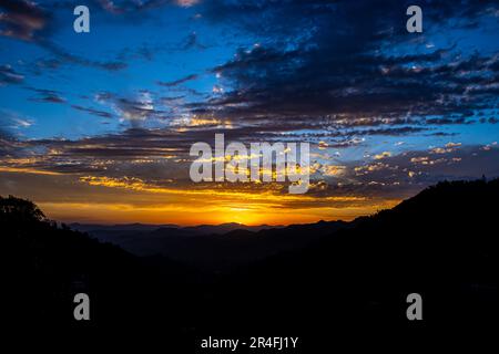 coucher de soleil de montagne avec ciel de nuages Banque D'Images