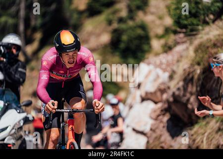 Monte Lussari, Italie. 27th mai 2023. Photo de Zac Williams/SWpix.com- 27/05/2023 - Cyclisme - 2023 Giro d'Italia - Stage 20 ITT - Jonathan Milan, Bahreïn victorieux. - Étape 20, ITT, essai individuel - Tarvisio - Monte Lussari - crédit: SWpix/Alamy Live News Banque D'Images