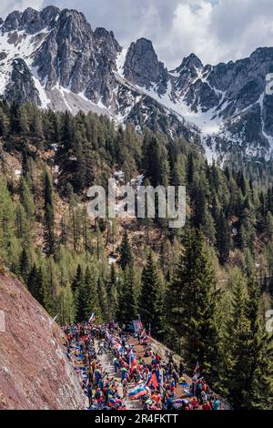 Monte Lussari, Italie. 27th mai 2023. Photo de Zac Williams/SWpix.com- 27/05/2023 - Cyclisme - 2023 Giro d'Italia - Stage 20 ITT - EF Education Easypost. - Étape 20, ITT, essai individuel - Tarvisio - Monte Lussari - crédit: SWpix/Alamy Live News Banque D'Images