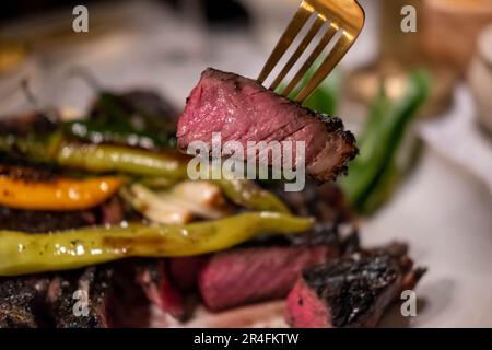 La carne asada, un rôti de bœuf grillé et émincé servi sur une assiette avec des oignons toreado. C'est un plat mexicain. Banque D'Images