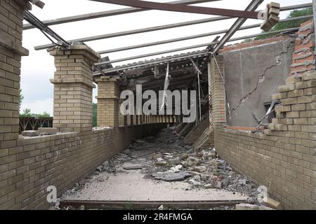 La ville ruinée de Sviatohirsk, dans la région de UkraineÕs Donbass. Il y a quelques mois à peine, elle était occupée par les forces russes. UkraineÕs armée a libéré la ville, mais les cicatrices de la guerre sont toujours debout. Banque D'Images