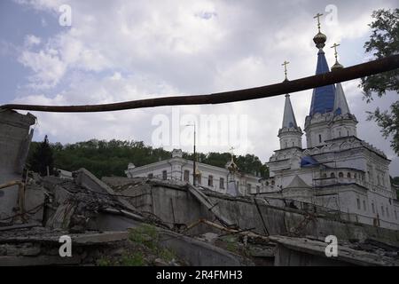 La ville ruinée de Sviatohirsk, dans la région de UkraineÕs Donbass. Il y a quelques mois à peine, elle était occupée par les forces russes. UkraineÕs armée a libéré la ville, mais les cicatrices de la guerre sont toujours debout. Banque D'Images