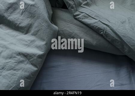 Linge de lit gros plan shooté le matin, mise au point peu profonde Banque D'Images
