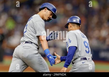 St. Petersburg, FL États-Unis; Miguel Vargas, deuxième bassiste de Los Angeles Dodgers (17), se présente lors d'un match de MLB contre les Tampa Bay Rays, samedi, 27 mai Banque D'Images