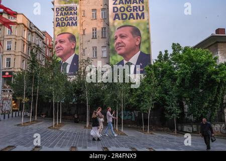 Istanbul, Turquie. 2nd janvier 2022. Vue d'un panneau d'affichage des élections pour le président de la Turquie Recep Tayyip Erdogan et candidat à la présidence pour le Parti de la justice et du développement (AKP), à Istanbul. Le président Erdogan a été contraint d'entrer dans une élection de second tour lorsque ni lui ni son principal challenger, Kemal Kilicdaroglu du Parti républicain du peuple (CHP), n'ont reçu plus de 50 pour cent des voix aux élections de 14 mai. Le vote de deuxième tour aura lieu ce dimanche, 28 mai. (Credit image: © Aziz Karimov/SOPA Images via ZUMA Press Wire) USAGE ÉDITORIAL SEULEMENT! Non destiné À un usage commercial ! Banque D'Images