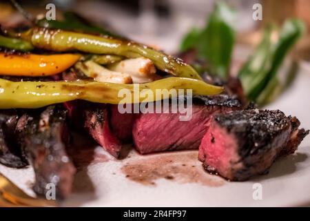 La carne asada, un rôti de bœuf grillé et émincé servi sur une assiette avec des oignons toreado. C'est un plat mexicain. Banque D'Images