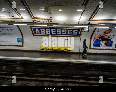 Magnifique Abbesses (Paris Métro), gare des transports en commun, France. Locaux, touristes et touristes Banque D'Images