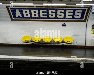 Magnifique Abbesses (Paris Métro), gare des transports en commun, France. Locaux, touristes et touristes Banque D'Images