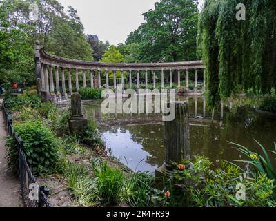 Piliers Corinthiens classiques architecturaux dans le beau Parc Monceau, paʁk mɔ̃so, à Paris, France Banque D'Images