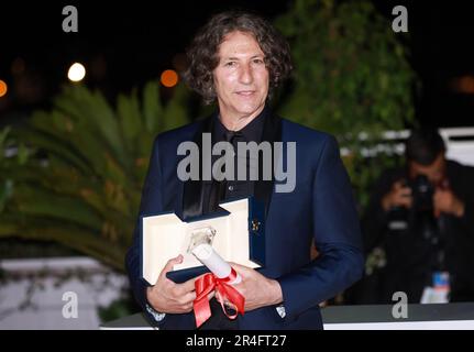 Cannes, France. 27th mai 2023. Le réalisateur britannique Jonathan Glazer pose avec le trophée lors d'une séance photo après avoir remporté le Grand Prix du film « la zone d'intérêt » lors de la cérémonie de clôture de l'édition 76th du Festival de Cannes, dans le sud de la France, à 27 mai 2023. Credit: Gao Jing/Xinhua/Alamy Live News Banque D'Images