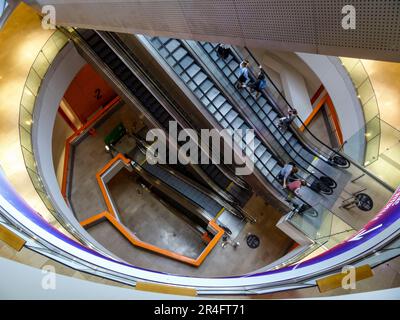 Vue en hauteur détail architectural d'un escalier mécanique magnifique dans le centre commercial de la Défense, Paris, France Banque D'Images