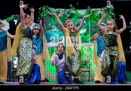 Mississauga, région du Grand Toronto. 27th mai 2023. Les enfants dansent pendant le Carassauga Festival of cultures 2023 à Mississauga, dans la région du Grand Toronto, au Canada, sur 27 mai 2023. Credit: Zou Zheng/Xinhua/Alamy Live News Banque D'Images
