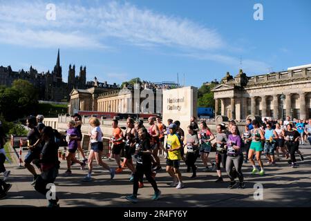 Édimbourg, Écosse, Royaume-Uni. 28th mai 2023. Demi-marathon d'Édimbourg avec plus de 12 000 participants à l'ombre du McEwan Hall de Bristo Square. Le marathon a été élu meilleur marathon du Royaume-Uni par Runners World, idéal pour ceux qui recherchent un meilleur moment personnel. Le parcours serpente autour du centre-ville, puis se dirige vers l'est le long de la côte jusqu'à Premaronpans et se termine à l'extérieur de Musselburgh. Au Mound, direction Princes Street Gardens. Crédit : Craig Brown/Alay Live News Banque D'Images