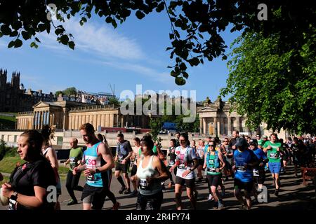 Édimbourg, Écosse, Royaume-Uni. 28th mai 2023. Demi-marathon d'Édimbourg avec plus de 12 000 participants à l'ombre du McEwan Hall de Bristo Square. Le marathon a été élu meilleur marathon du Royaume-Uni par Runners World, idéal pour ceux qui recherchent un meilleur moment personnel. Le parcours serpente autour du centre-ville, puis se dirige vers l'est le long de la côte jusqu'à Premaronpans et se termine à l'extérieur de Musselburgh. Dans Princes Street Gardens avec le château. Crédit : Craig Brown/Alay Live News Banque D'Images