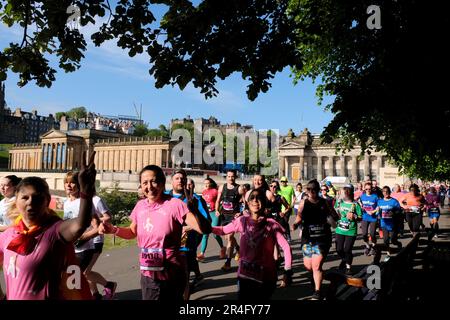 Édimbourg, Écosse, Royaume-Uni. 28th mai 2023. Demi-marathon d'Édimbourg avec plus de 12 000 participants à l'ombre du McEwan Hall de Bristo Square. Le marathon a été élu meilleur marathon du Royaume-Uni par Runners World, idéal pour ceux qui recherchent un meilleur moment personnel. Le parcours serpente autour du centre-ville, puis se dirige vers l'est le long de la côte jusqu'à Premaronpans et se termine à l'extérieur de Musselburgh. Dans Princes Street Gardens avec le château. Crédit : Craig Brown/Alay Live News Banque D'Images