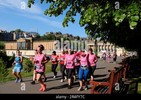 Édimbourg, Écosse, Royaume-Uni. 28th mai 2023. Demi-marathon d'Édimbourg avec plus de 12 000 participants à l'ombre du McEwan Hall de Bristo Square. Le marathon a été élu meilleur marathon du Royaume-Uni par Runners World, idéal pour ceux qui recherchent un meilleur moment personnel. Le parcours serpente autour du centre-ville, puis se dirige vers l'est le long de la côte jusqu'à Premaronpans et se termine à l'extérieur de Musselburgh. Dans Princes Street Gardens avec le château. Crédit : Craig Brown/Alay Live News Banque D'Images