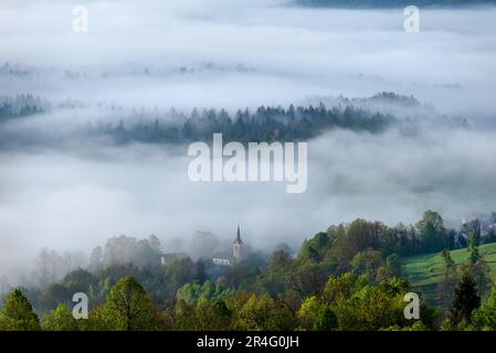 Brouillard et nuages après la pluie, nuages et vue sur le brouillard Banque D'Images