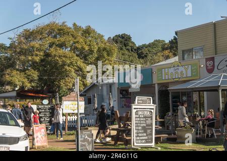 Magasins, cafés et touristes le long de la galerie Walk sur Tamborine Mountain, Queensland, Australie. Attraction touristique populaire dans l'arrière-pays de la Gold Coast. Banque D'Images