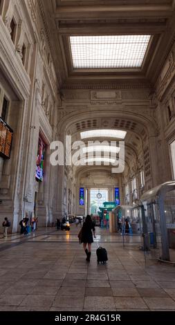 Intérieur de la gare centrale de Milan. Les voyageurs font rouler leurs valises à l'intérieur de la gare Banque D'Images