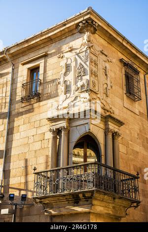 Détail d'un coin d'un bâtiment dans le centre historique de Plasencia (Espagne) avec détail du balcon et des armoiries Banque D'Images