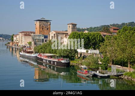 VIENNE, FRANCE, 26 mai 2023 : Tour Valois, construite en 1336 par le roi Philippe VI et l'église Cordeliers sur la rive droite du Rhône. Banque D'Images