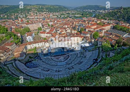 VIENNE, FRANCE, 26 mai 2023 : vue générale sur le centre-ville, le théâtre romain et les collines entourant la vallée du Rhône. Banque D'Images