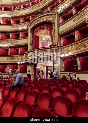 Intérieur de la Scala Opera House à Milan, Lombardie, Italie, les gens admirent ce lieu célèbre avec ses sièges élégants et ses boîtes privées, Banque D'Images