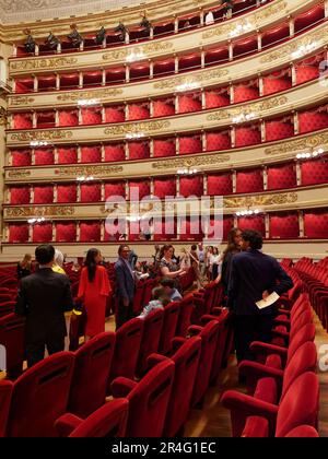 Intérieur de la Scala Opera House à Milan, Lombardie, Italie, les gens admirent ce lieu célèbre avec ses sièges élégants et ses boîtes privées, Banque D'Images