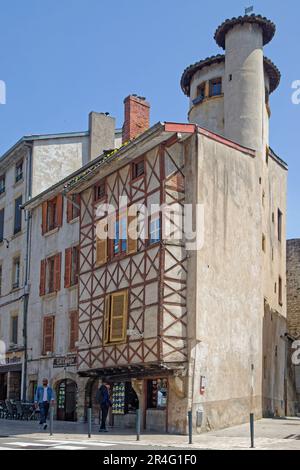 VIENNE, FRANCE, 26 mai 2023 : appelée la Maison Pilori, cette maison à colombages fut utilisée comme magasin au 15th siècle. Sa façade d'origine est refres Banque D'Images