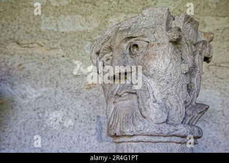 VIENNE, FRANCE, 26 mai 2023 : détail architectural des vestiges en cloître de Saint-André-le-Bas. Cloître et chapelle sont tous des restes de tÃ ht d'ancie Banque D'Images