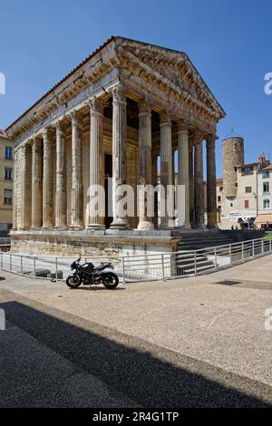 VIENNE, FRANCE, 26 mai 2023 : le temple d'Auguste et de Livia est un temple romain périptérien hexastyle corinthien construit au début de l'ère 1st Banque D'Images