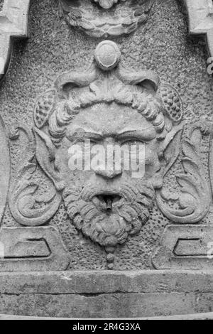 La ville de Dolceacqua, Italie. Fontaine médiévale avec tête elf, 13e siècle Banque D'Images