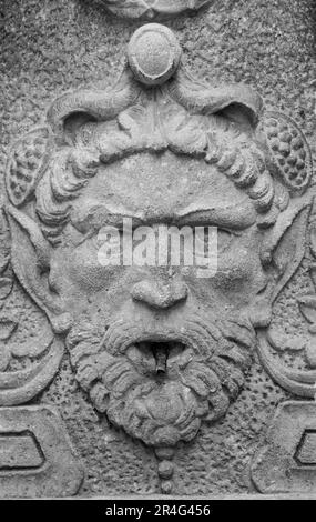 La ville de Dolceacqua, Italie. Fontaine médiévale avec tête elf, 13e siècle Banque D'Images