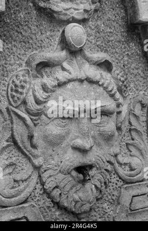 La ville de Dolceacqua, Italie. Fontaine médiévale avec tête elf, 13e siècle Banque D'Images